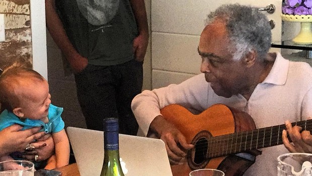 Gilberto Gil com a neta (Foto: Instagram / Reprodução)