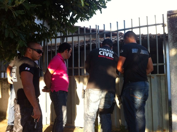 Policiais com um o líder de um dos grupos criminosos (Foto: Michelly Oda / G1)