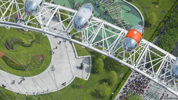  Quase se debruçando sobre um ícone da capital britânica, a roda gigante London Eye, Hawkes também captura abaixo o jardim Jubilee, que foi totalmente reurbanizado.  (Foto: Jason Hawkes)