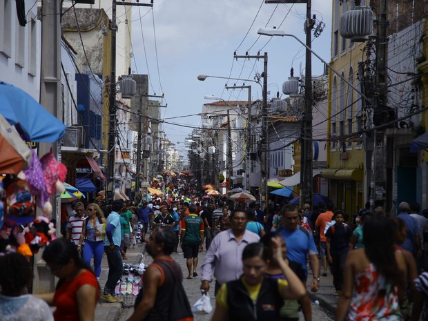 Trabalhdores lotam Rua Grande no dia 1º de maio, em São Luís (MA) (Foto: Flora Dolores / O Estado)