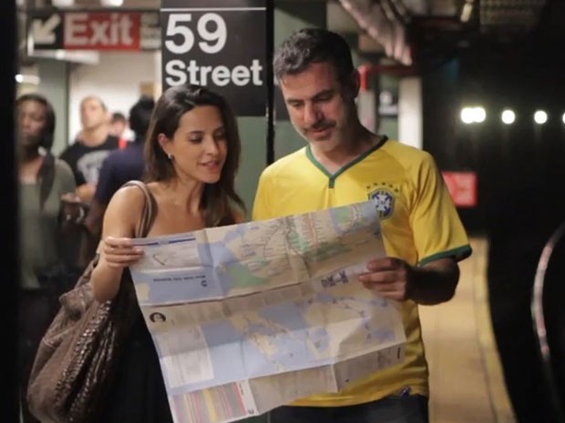 O jornalista americano Seth Kugel em um dos vídeos em que fala sobre o metrô de Nova York (Foto: Reprodução/Amigo Gringo)