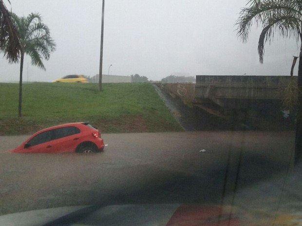 Carro com mãe e filha parado em alagamento na via N1. (Foto: Polícia Militar/Divulgação)