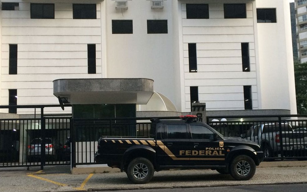 Uma viatura da Polícia Federal chegou antes das 6h e entrou no prédio da Avenida Niemeyer, 777 (Foto: Cristina Boeckel / G1)