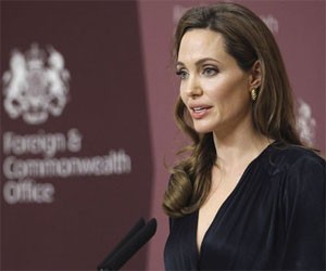 A atriz Angelina Jolie dá entrevista em Londres em 29 de maio (Foto: AFP) (Foto: AFP)