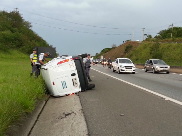 G Motorista Fica Ferido Ap S Capotagem Na Raposo Tavares Em Sorocaba