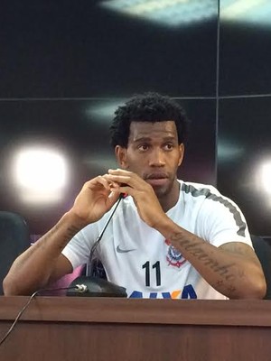 Gil comemora semana livre e cita maior adversário do Timão: 