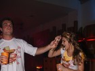 Isabella Santoni dança com o namorado em camarote em Salvador