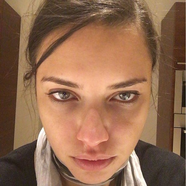 Adriana Lima posa sem maquiagem (Foto: Instagram/ Reprodução)