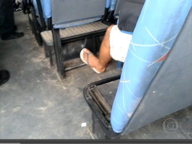Faltam bancos em ônibus do consórcio Santa Cruz (Foto: Reprodução/TV Globo) Faltam bancos em ônibus do consórcio Santa Cruz (Foto: Reprodução/TV Globo)