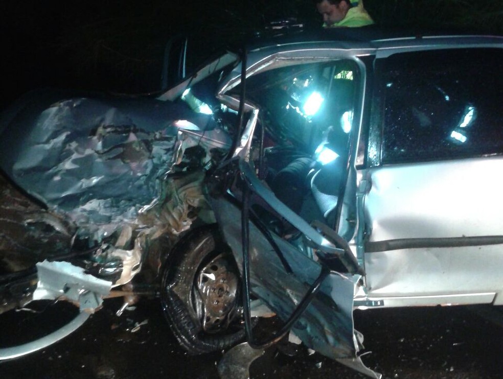 Carros bateram de frente em trecho de pista simples em Tarumã (Foto: Sidney Fernandes/Rádio Difusora)