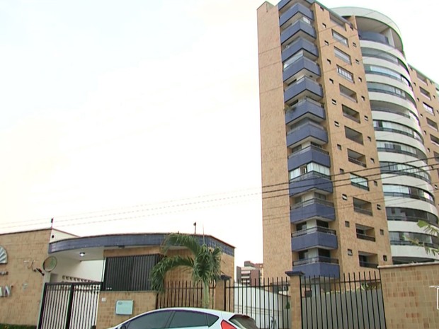 Condomínio onde Lucas Porto morava e escondeu as roupas usadas no dia do homicídio de Mariana Costa, em São Luís (MA) (Foto: Reprodução/TV Mirante)