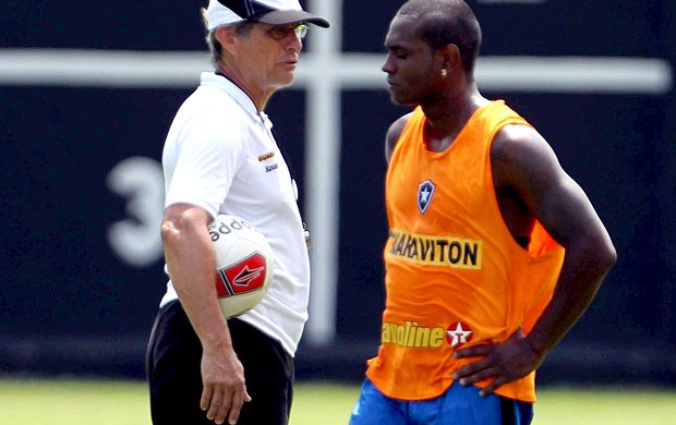 Jobson e Oswaldo de Oliveira no treino do Botafogo (Foto: Jorge Wiliam / Agência O Globo) Jobson e Oswaldo de Oliveira no treino do Botafogo (Foto: Jorge Wiliam / Agência O Globo)