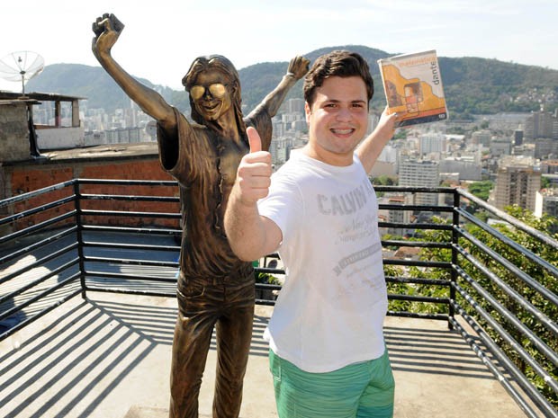 Reinaldo se diverte com estátua de  Michael Jackson (Foto: Alexandre Durão/G1)