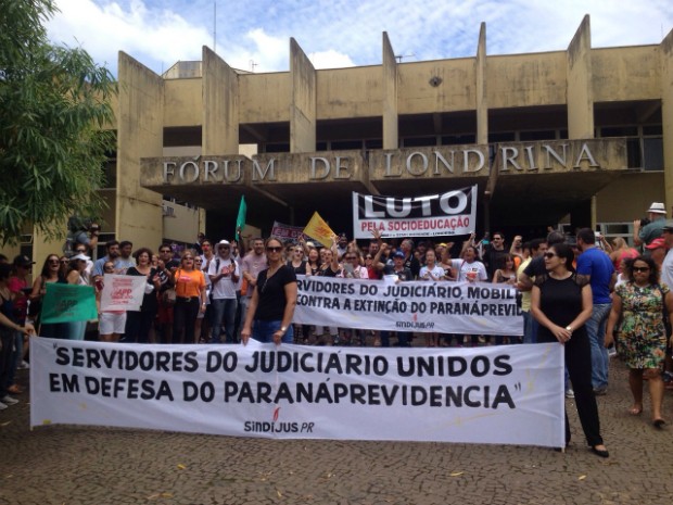 Servidores fizeram uma manifestação em frente ao Fórum de Londrina (Foto: Vanessa Navarro/RPC)