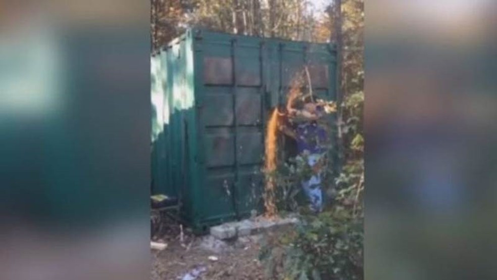 Autoridades encontram Brown dentro de um contêiner fechado com cadeado  (Foto: Polícia Carolina do Sul/ BBC)