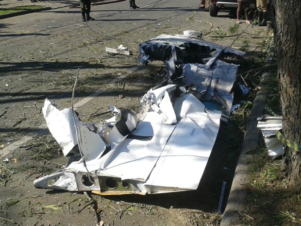 Asa de aeronave que caiu em Curitiba (Foto: Rodrigo Pinto/ ÓTV - RPCTV)