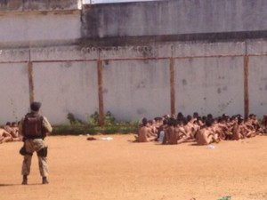 Presos passaram por revista após motim na Penitenciária Agrícola Mário Negócio (Foto: Divulgação/PM-RN)