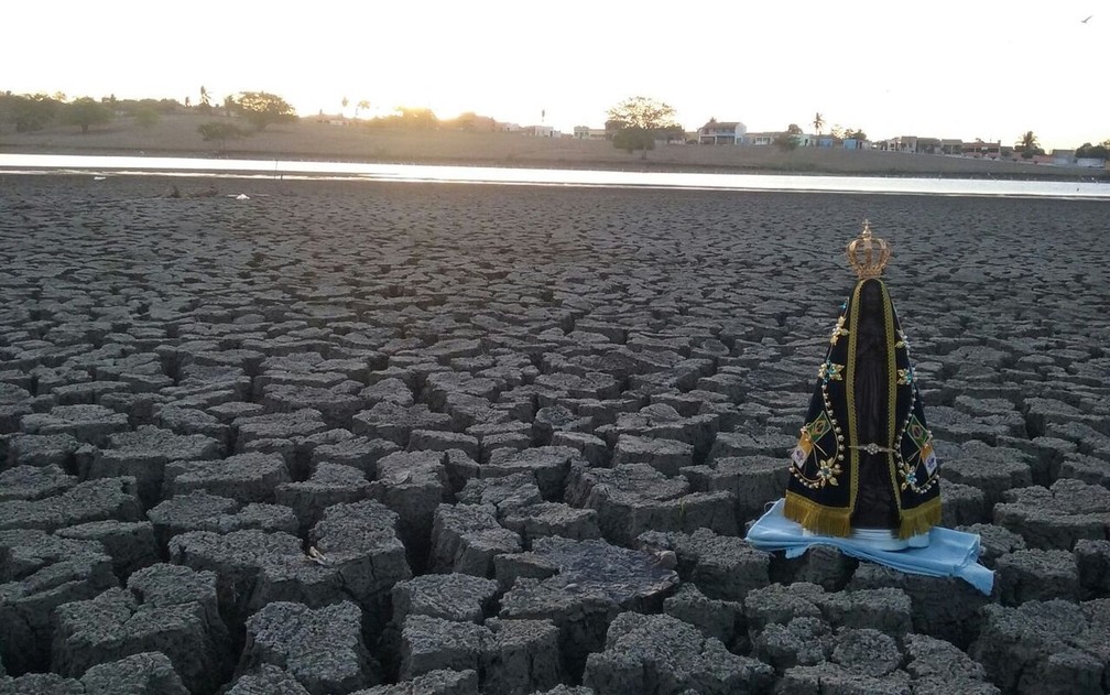 Ribeirinhos apelam para a fé para tentar melhorar a situação da seca (Foto: Haleph Ferreira)