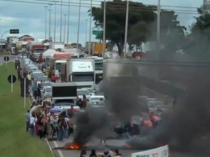 Trânsito foi bloqueado e congestionamento chegou a atingir cerca de 10 km (Foto: Reprodução/TV Anhanguera)
