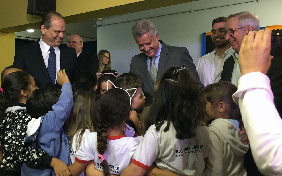 Ministro da Saúde, Ricardo Barros, e governador do DF, Rodrigo Rollemberg, cumprimentar crianças da Escola Classe da 302 Norte durante campanha de vacinação (Foto: Luiza Garonce/G1)