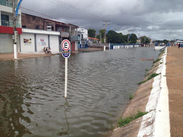 Água do Rio Tapajós avança sobre frente da cidade (Foto: Luana Leão/G1)