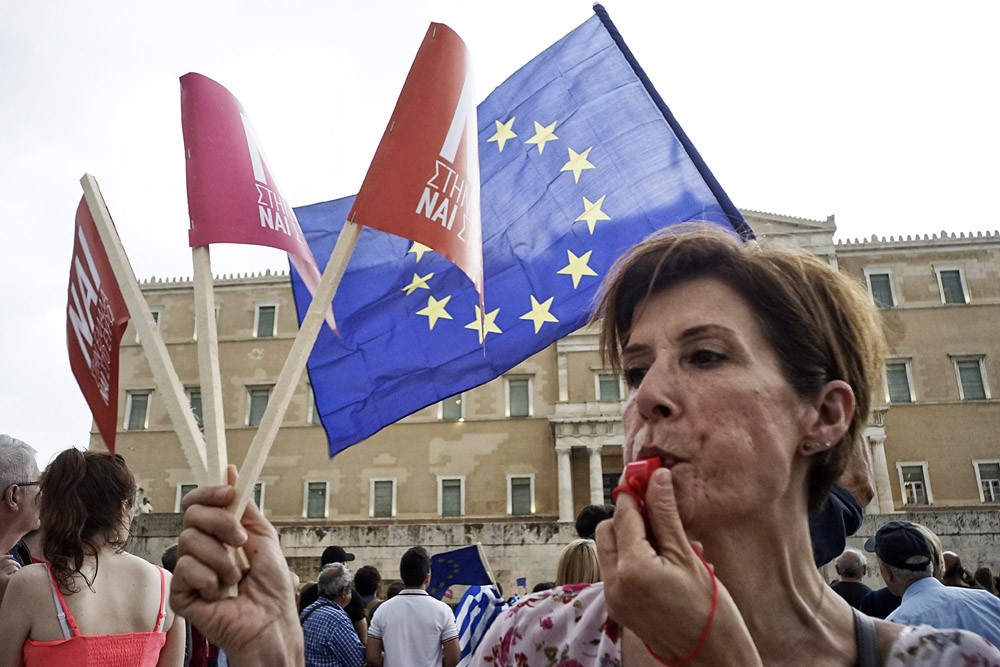 Manifestante protesta a favor do 'sim' em Atenas (Foto: Getty Images)