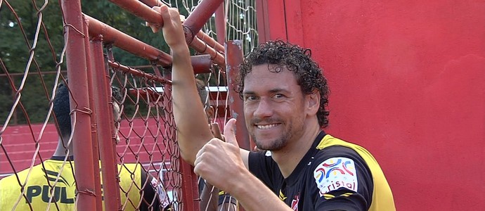 Gustavo Bastos, zagueiro do Vila Nova (Foto: Reprodução/TV Anhanguera)