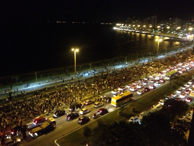 Avenida Beira-Mar foi fechada por manifestantes em Florianópolis (Foto: Guilherme Cambri/Divulgação)