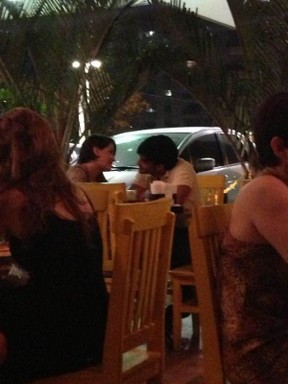 Deborah Secco, com o namorado, Allyson Castro, em restaurante na Barra da Tijuca, Zona Oeste do Rio (Foto: EGO)