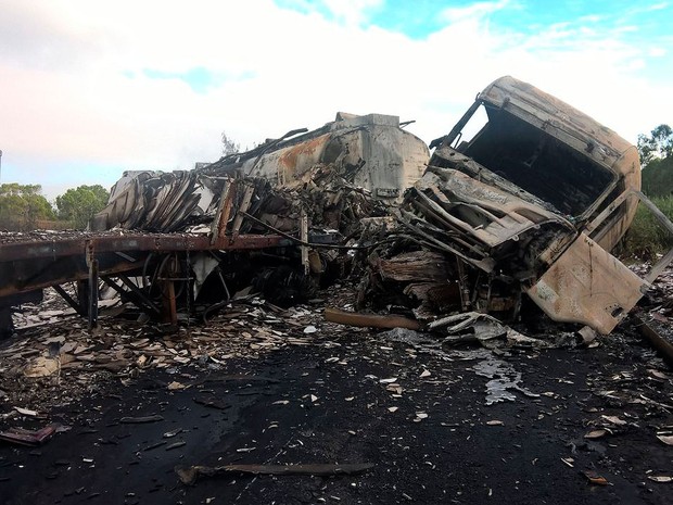 Carreta e caminhão explodiram após batida na Bahia (Foto: Rafael Vedra/Liberdade News)