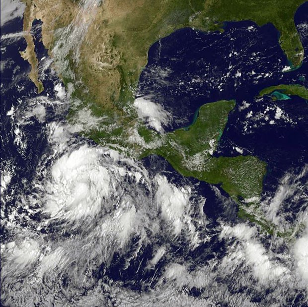 Imagem da Nasa mostra a tempestade tropical Marie ao sul da costa do México no Pacífico nesta sexta-feira (22) (Foto: AFP PHOTO HANDOUT-NASA/GOES Project)