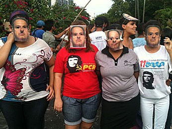 Eduardo Campos foi lembrado nas máscaras em manifestação no Recife (Foto: Alexandre Morais / G1)