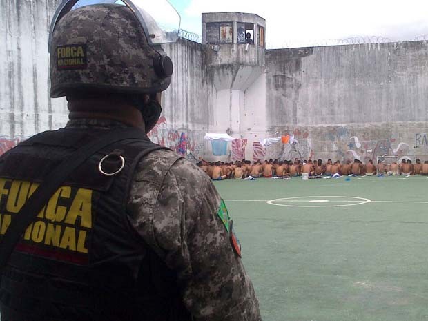 Força Nacional, BPChoque e Agnetes penitenciários conduziram revista (Foto: Divulgação/Sesed-RN)