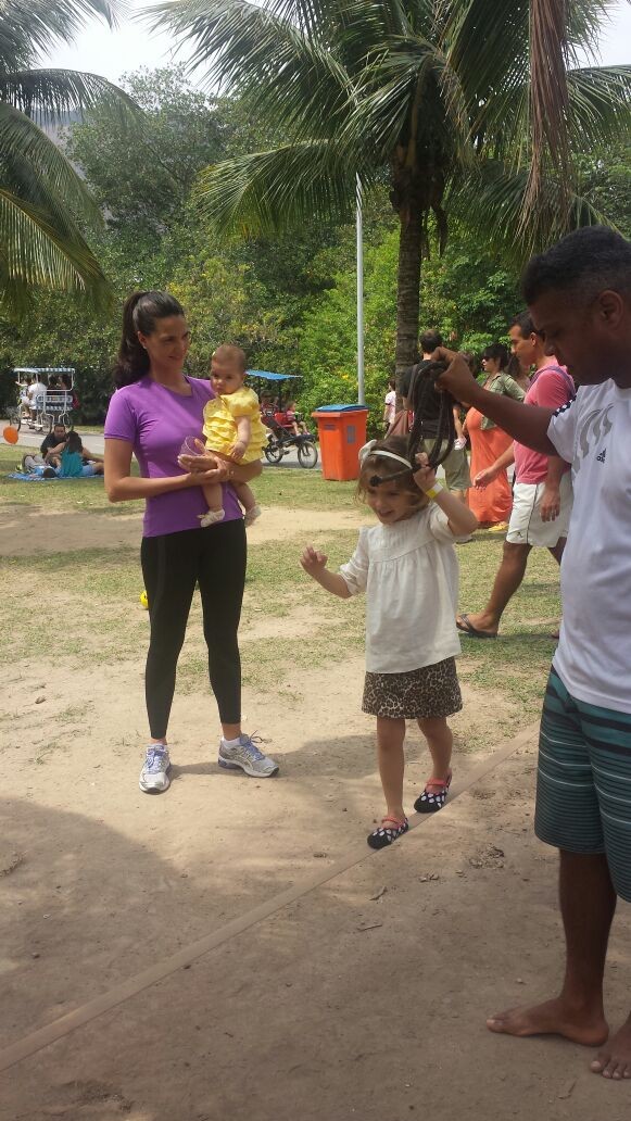 Daniella Sarahyba levou as filhas Gabriella e Rafaela à evento infantil  (Foto: Daniel Delmiro / AgNews)