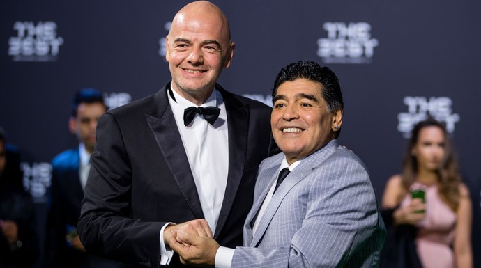 Maradona Infantino premio Fifa (Foto: AFP)