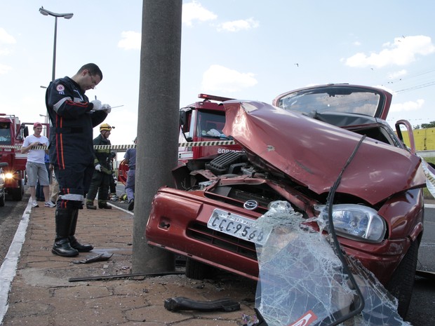 G1 Passageiro morre após carro bater em poste e motorista foge a pé