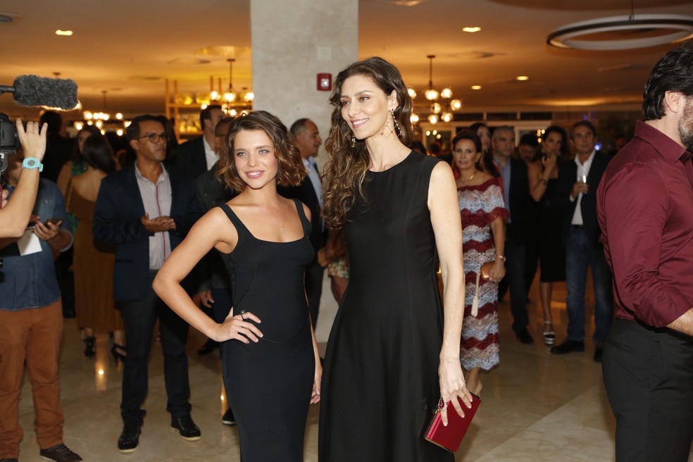 Divando no salão, Bruna Linzmeyer e Maria Fernanda Candido (Foto: Fabio Rocha / Gshow)