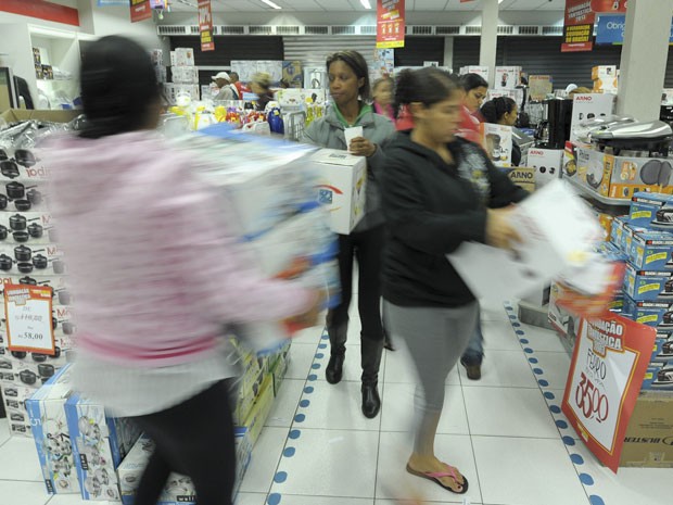 Clientes correram para pegar os produtos em oferta (Foto: Flávio Moraes/G1) Clientes correram para pegar os produtos em oferta (Foto: Flávio Moraes/G1)