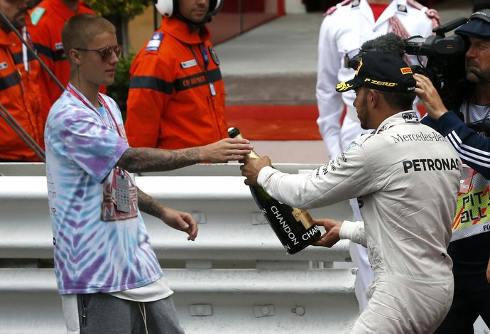 Cantor Justin Bieber bebeu champanhe de Lewis Hamilton em Mônaco (Foto: Reuters)