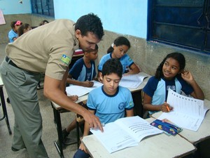 Militar 'professor' ensina os alunos a respoderam as lições do Proerd (Foto: Gil Oliveira/ G1)