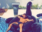 Lucas Lucco relaxa de sunga na piscina e mostra abdômen trincado