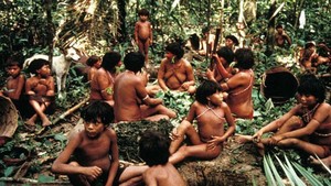 Fotos de arquivo da tribo ianomâmi feitas por organização de direitos dos indígenas (Foto: ONG Survival International)
