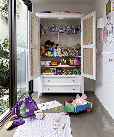 O armário guarda os brinquedos e facilita a organização do ambiente (Foto: Lufe Gomes/ Editora Globo)