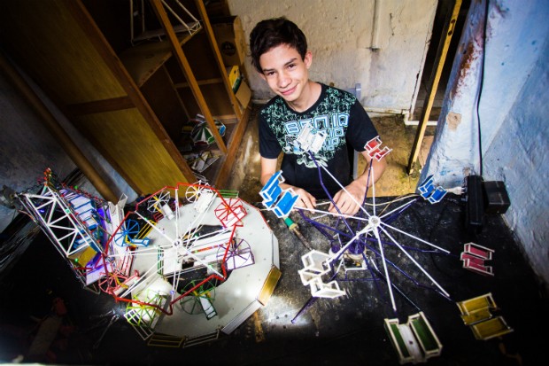 Jovem de 16 anos tem um espaço para trabalhar com suas criações nos fundos de sua residência. (Foto: Jonathan Lins/G1)