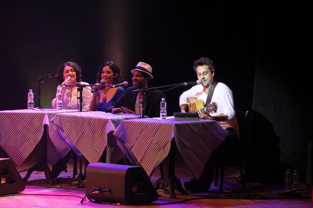 Alexandre Nero no palco interpretando Paulinho da Viola (Foto: Thyago Andrade/ Fotorio News)