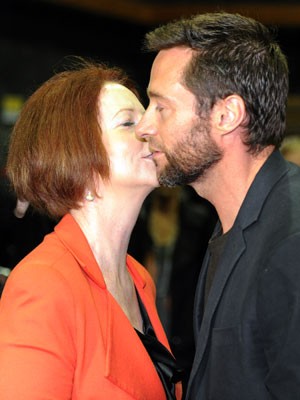 O ator Hugh Jackman cumprimenta a primeira-ministra da Austrália, Julia Gillard, em visita na coletiva que marcou o início das filmagens de 'The Wolverine', em Sidney (Foto: Torsten Blackwood/AFP) O ator Hugh Jackman cumprimenta a primeira-ministra da Austrália, Julia Gillard, em visita na coletiva que marcou o início das filmagens de 'The Wolverine', em Sidney (Foto: Torsten Blackwood/AFP)