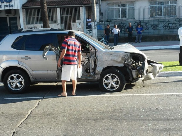 Acidente aconteceu na avenida Vitória (Foto: VC no ESTV)