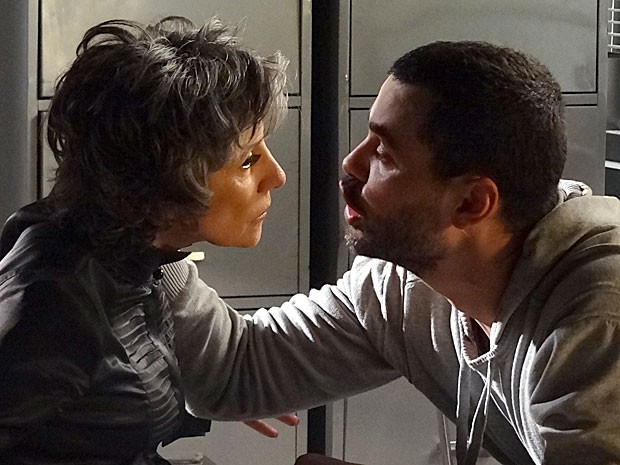 Fernando diz na cara de Melissa que tem nojo dela (Foto: Amor Eterno Amor/TV Globo)