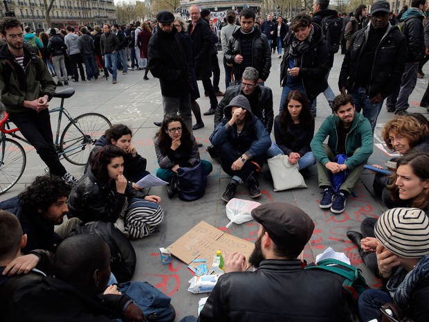 Manifestantes reunidos na Praça da República, em Paris (Foto: Christophe Ena/ AP) Manifestantes reunidos na Praça da República, em Paris (Foto: Christophe Ena/ AP)