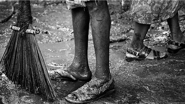  Todos os varredores pertencem à casta dos dalits, antes conhecidos como intocáveis. Eles coletam o lixo, varrem as ruas, limpam calhas, enchem e esvaziam caminhões e atuam nos aterros  (Foto: Sudharak Olwe)